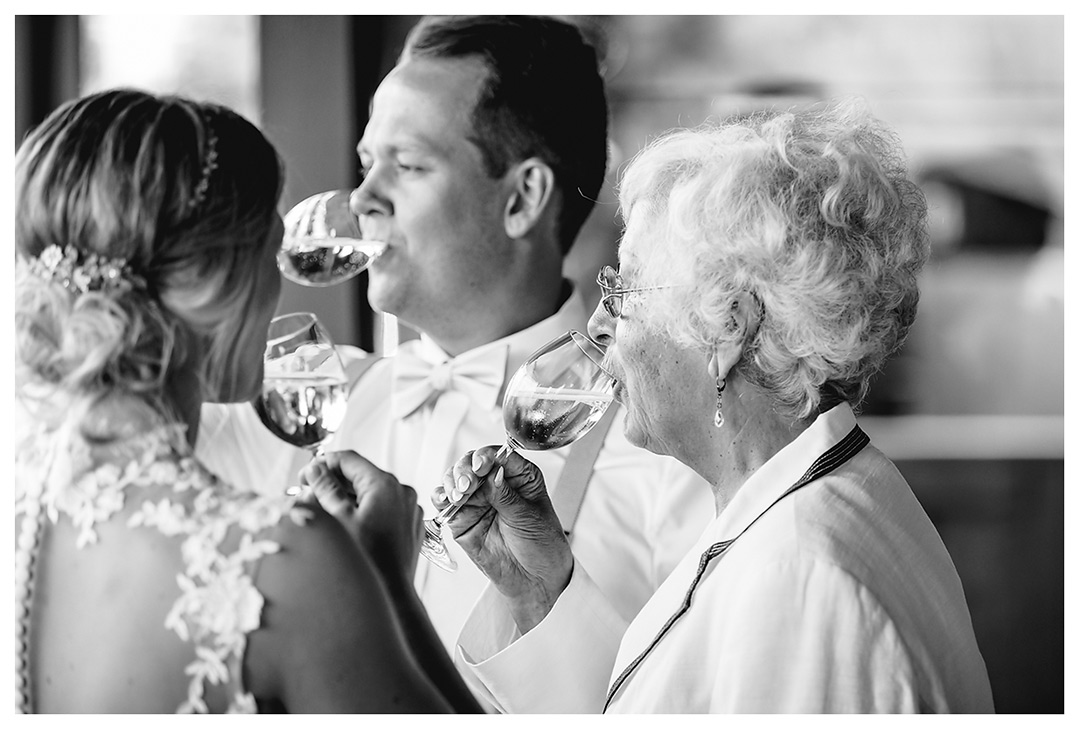 Brautpaar und Oma trinken gleichzeitig Wein - Lokschuppen Rostock