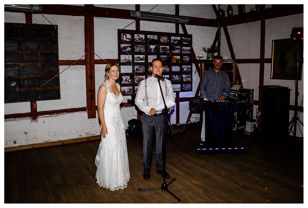 Bräutigam hält eine Rede vor den Gästen - Lokschuppen Rostock