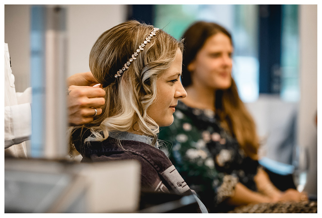 Hochzeitsfotograf Rostock - Nahaufnahme-Friseurin-macht-Haare-der-Braut - Fotograf Rostock - Hochzeitsfotograf Villa Papendorf