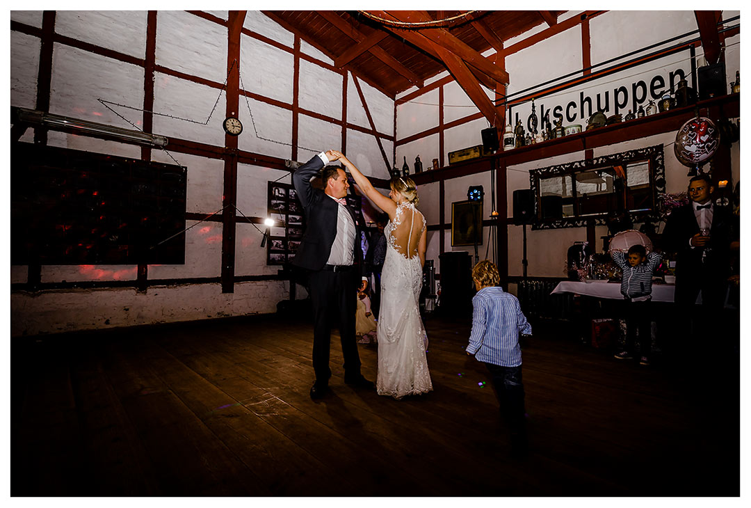 Brautpar beim Hochzeitstanz - Lokschuppen Rostock