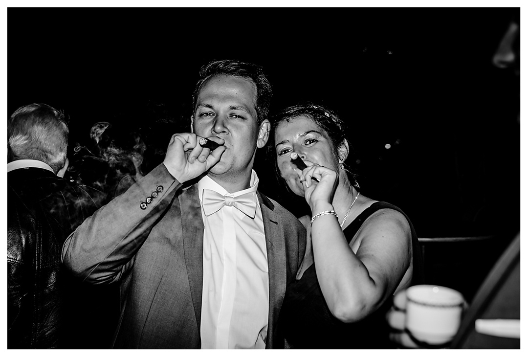 Lokschuppen - Bräutigam und eine Frau rauchen Zigarre