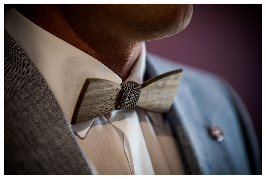 Nahaufnahme Holz Fliege des Bräutigams - Fotograf Rostock Hochzeit