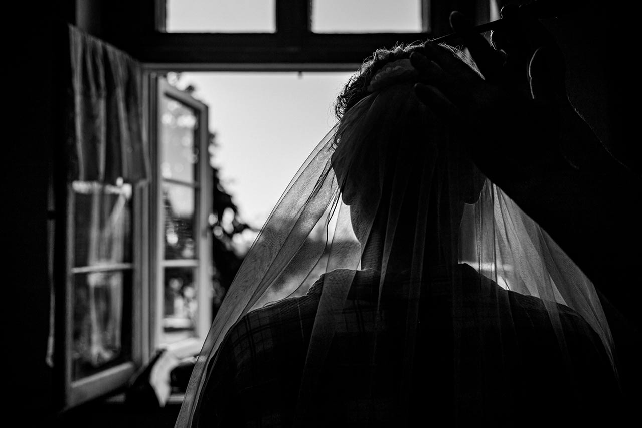 Getting Ready - Kopf der Braut von hinten beim Anlegen des Schleiers - Hochzeitsfotos - Fotograf Rostock Hochzeit