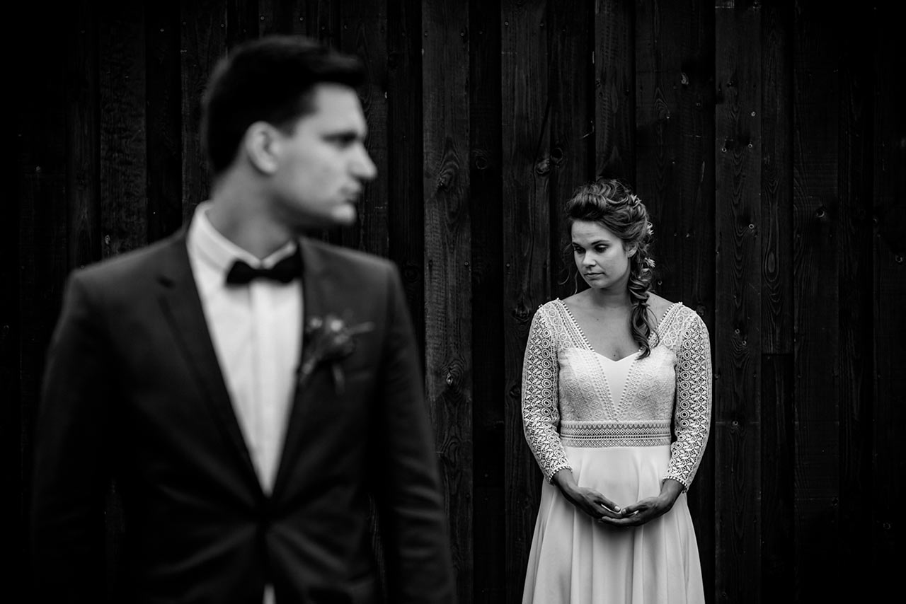 im Vordergrund Bräutigam unscharf und im Hintergrund Braut - Hochzeitsfotograf Rostock - Fotograf Rostock