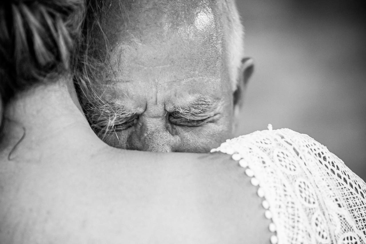 Nahaufnahme Opa der Braut zu Tränen gerührt - Über mich - Hochzeitsfotograf Rostock - Fotograf Hochzeit Warnemünde - Hochzeitsfotos - Fotograf Rostock