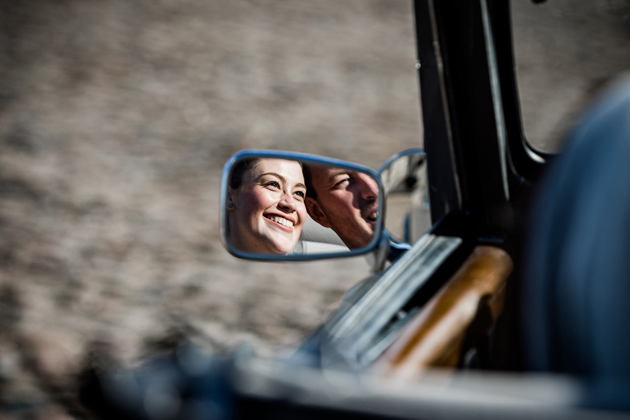 Brautpaar im Rückspiegel eines Autos - Hochzeitsfotograf Rostock - Fotograf Rostock