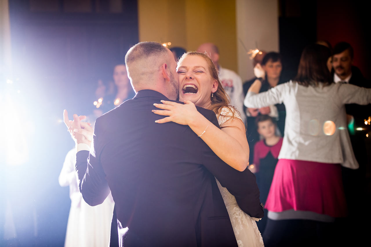 Nahaufnahme Brautpaar beim Hochzeitstanz Braut lacht herzlich - Hochzeitsfotograf Bredenfelde