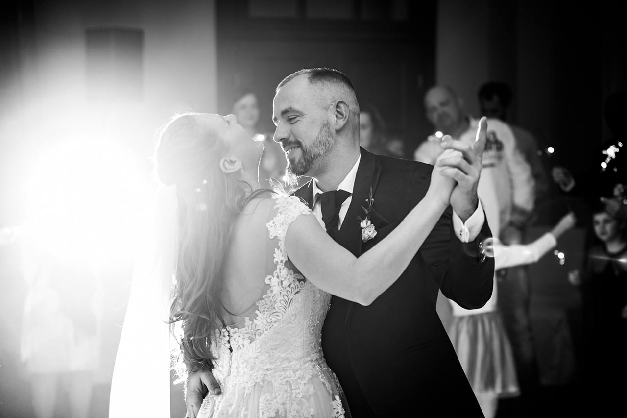 Nahaufnahme Brautpaar beim Hochzeitstanz Braut lacht herzlich - Hochzeitsfotograf Bredenfelde