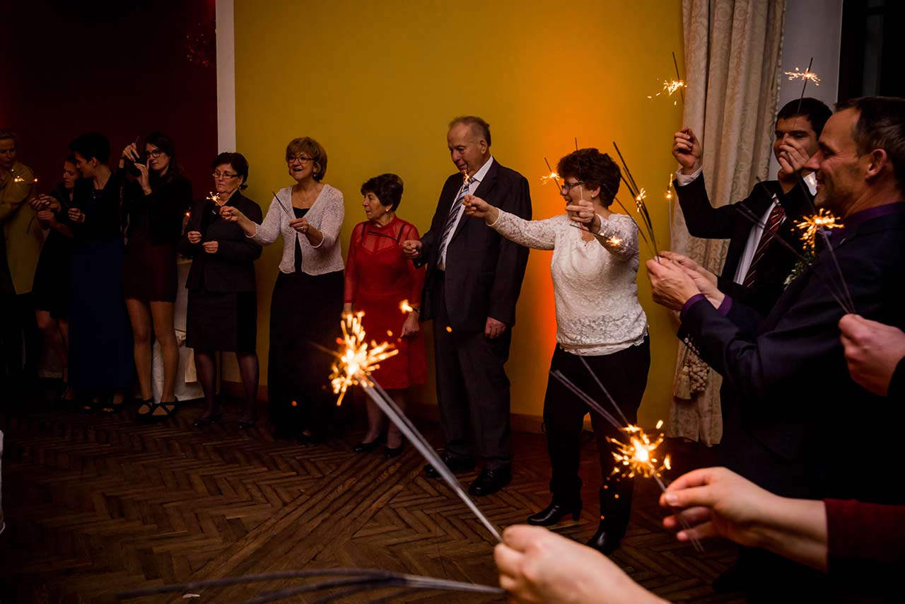 Hochzeitgäste mit Wunderkerzen in der Hand - Hochzeitsfotograf