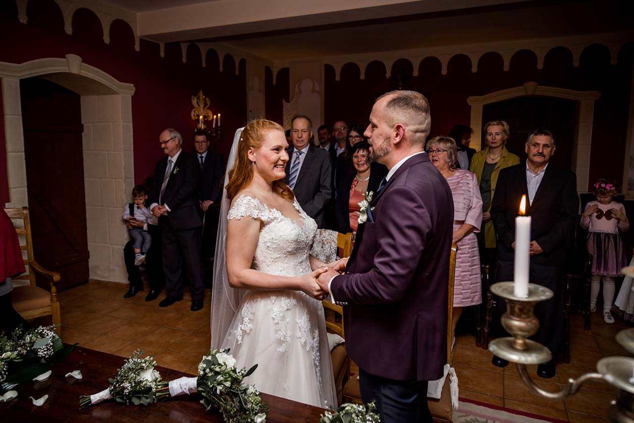 Brautpaar steht sich bei Trauung gegenüber - Fotograf Schloss Bredenfelde - Fotograf Hochzeit Schloss Bredenfelde