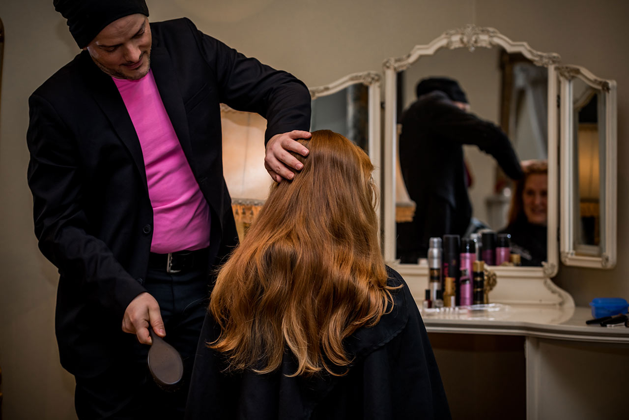 Haare der Braut werden vom Friseur gebürstet - Schloss Bredenfelde