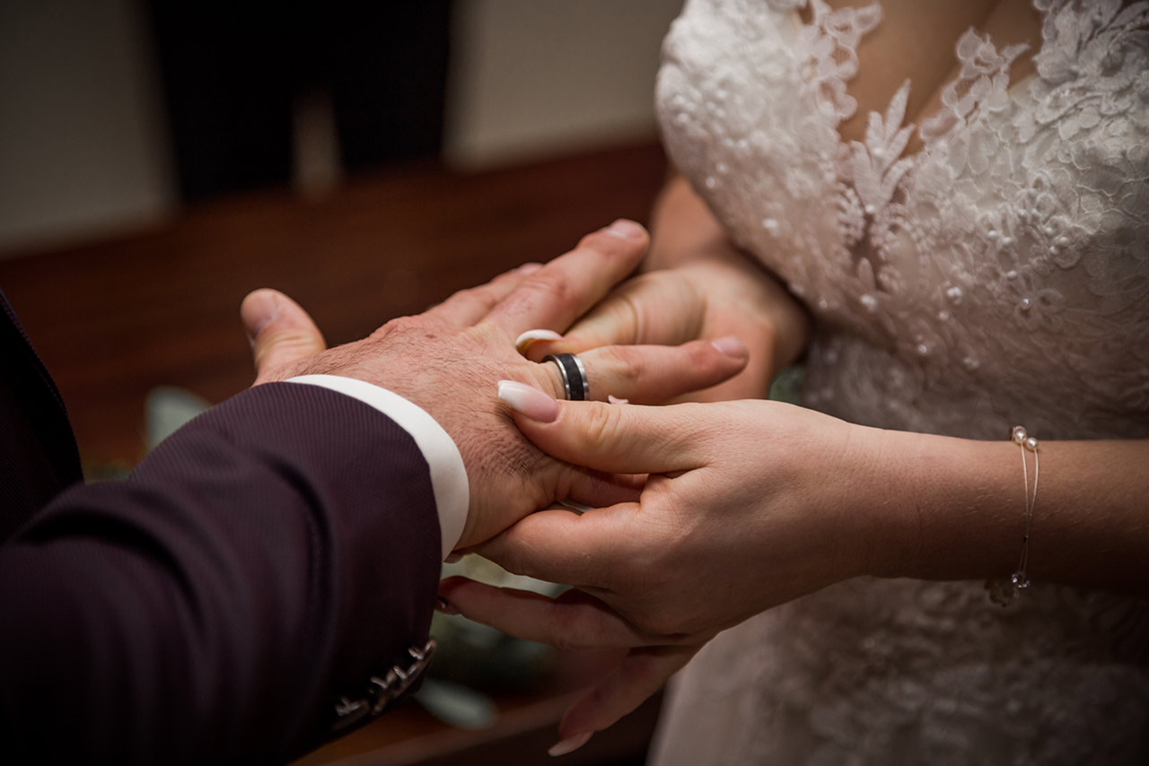 Braut steck Ehering auf Finger des Bräutigams - Hochzeitsfotograf Bredenfelde