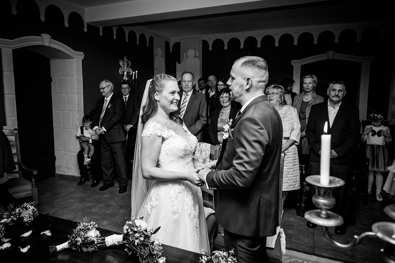 Brautpaar steht sich bei Trauung gegenüber - Hochzeitsfotograf Bredenfelde