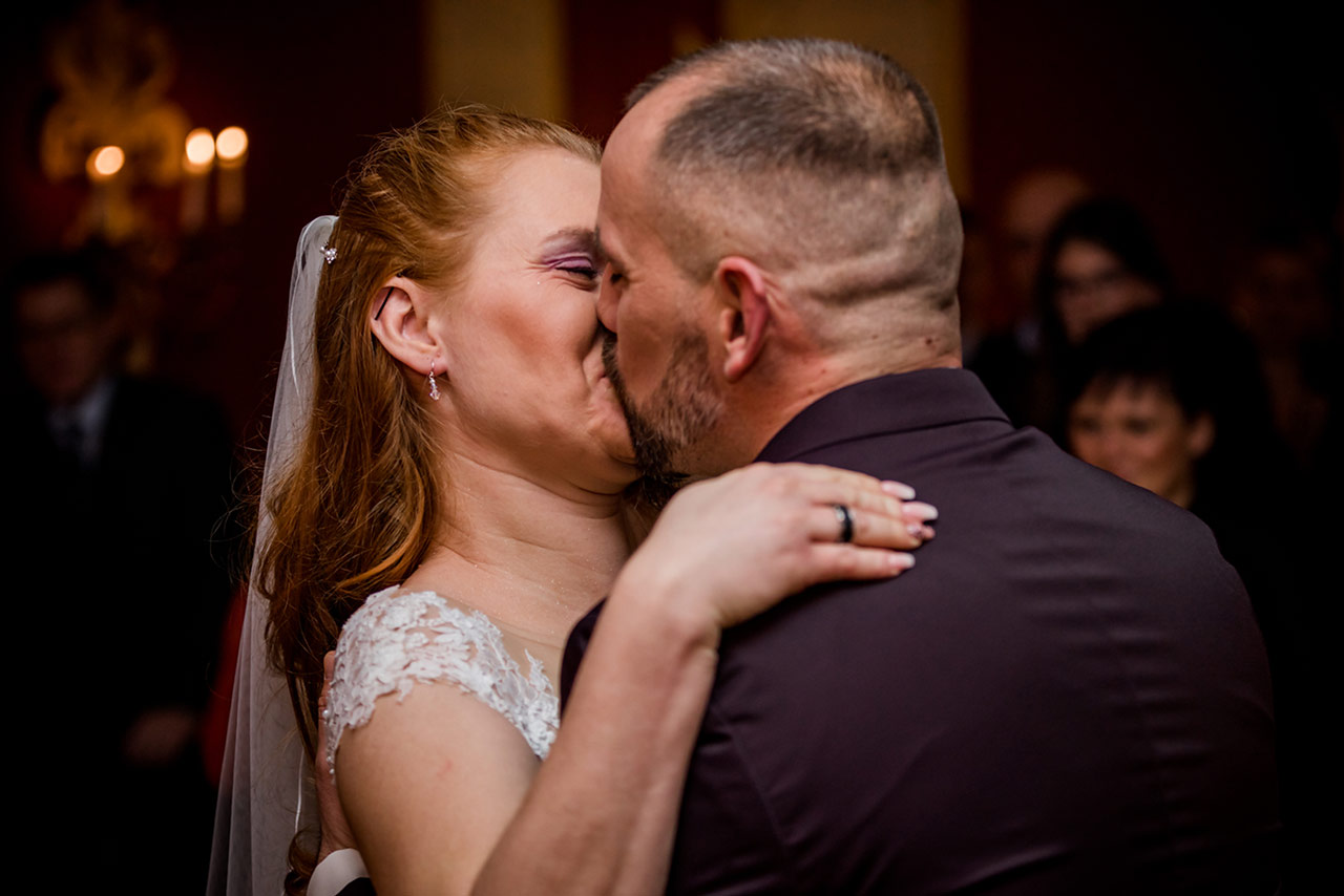 Hochzeitskuss - Brautpaar küsst sich innig - Hochzeitsfotograf Rostock