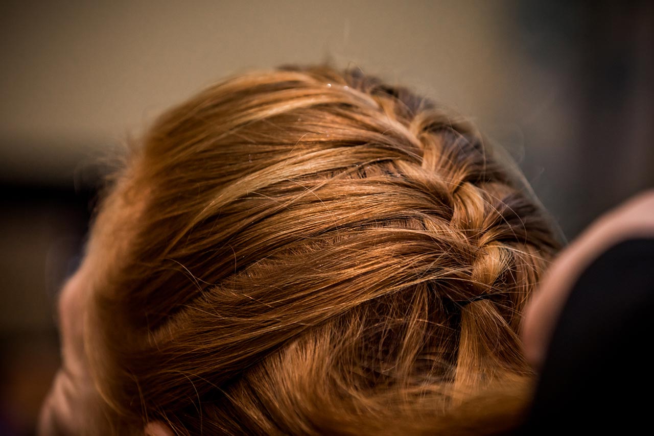 Nahaufnahme geflochtene Haare der Braut - Fotograf Bredenfelde