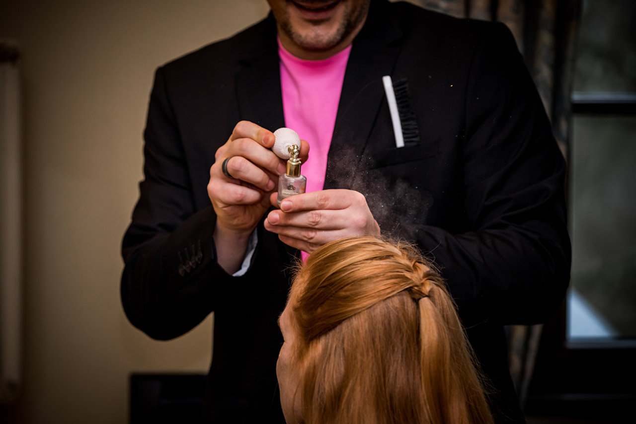 Friseur spruht Glitzer auf Haare der Braut - Hochzeitsfotograf Bredenfelde - Hochzeitsfotograf