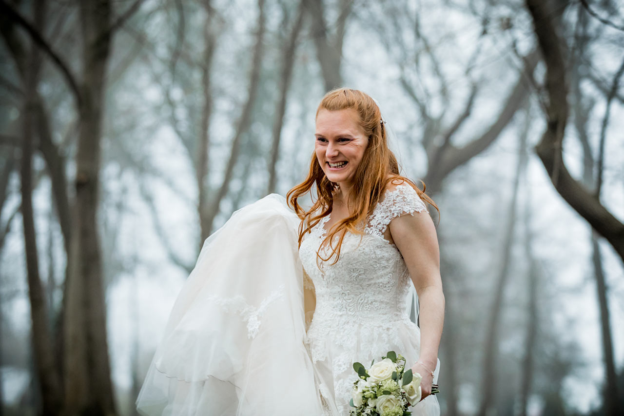 Nahaufnahme Braut lächelt vor Freude - Hochzeitsshooting - Hochzeitsfotografie - Hochzeitsfotograf Bredenfelde