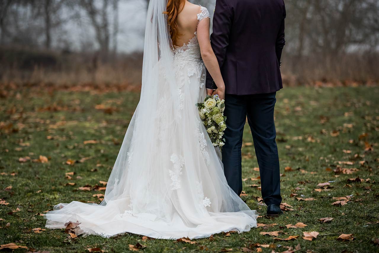 Nahaufnahme Brautpaar von hinten - Hochzeitsshooting - Hochzeitsfotografie - Fotograf Hochzeit Bredenfelde