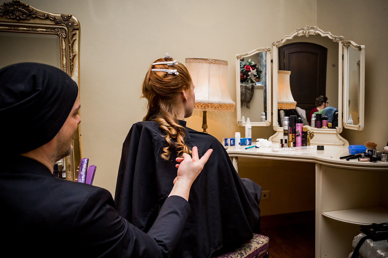 Getting Ready - Friseur macht Braut Korkenzieherlocken - Fotograf Hochzeit Schloss Bredenfelde