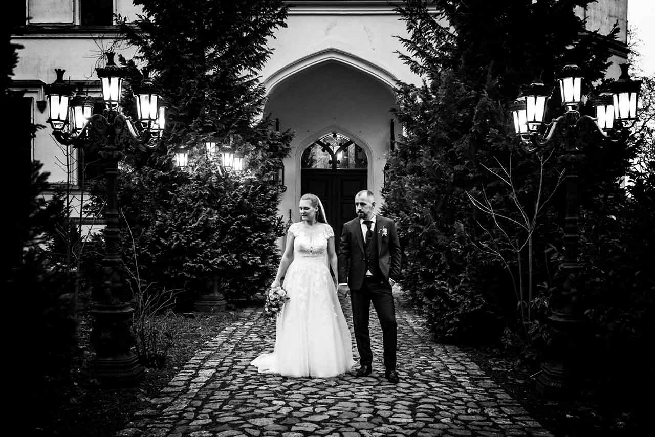 Brautpaar Hand in Hand nebeneinander vor Eingang Schloss Bredenfelde abendlich Stimmung - Hochzeitsfotograf Bredenfelde