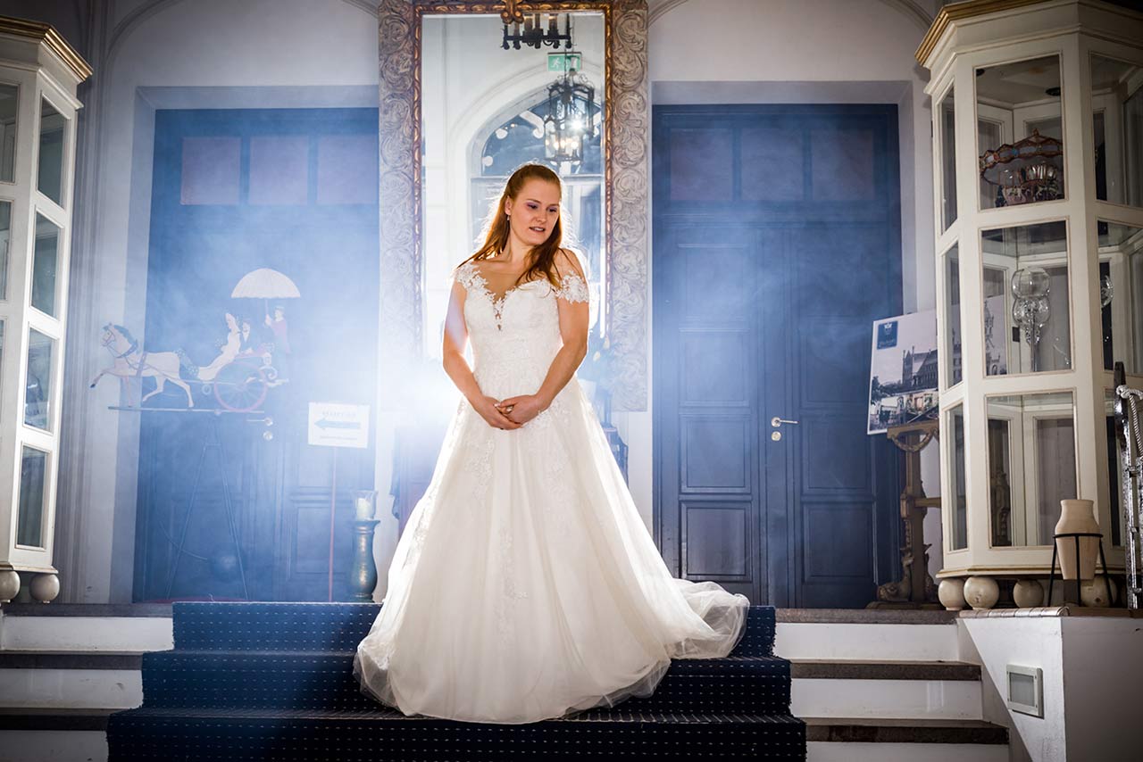 Braut steht auf Treppe Eingangsbereich Schloss Bredenfelde - Hochzeitsfotograf Bredenfelde