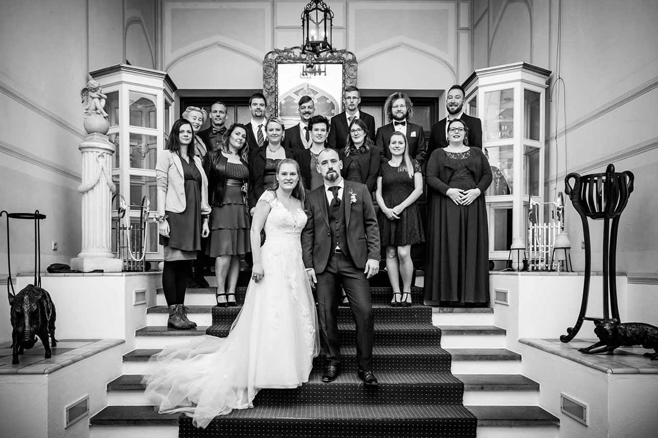 Gruppenfoto Brautpaar mit Gästen auf Treppe im Eingangsbereich Schloss Bredenfelde - Hochzeitsfotograf Bredenfelde