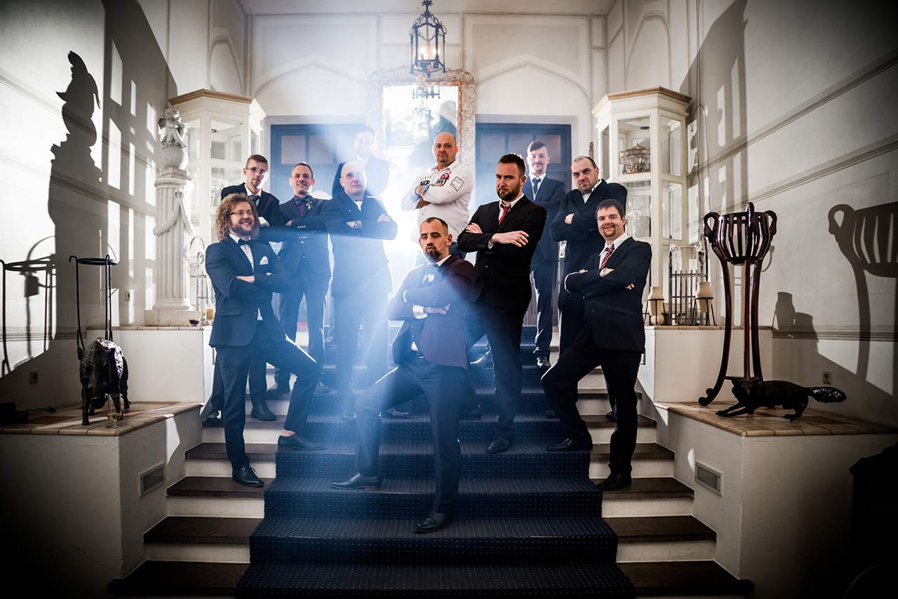 Gruppenfoto Bräutigam steht cool mit seinen besten Freunden auf Treppe im Eingangsbereich Schloss Bredenfelde - Hochzeitsfotograf Bredenfelde