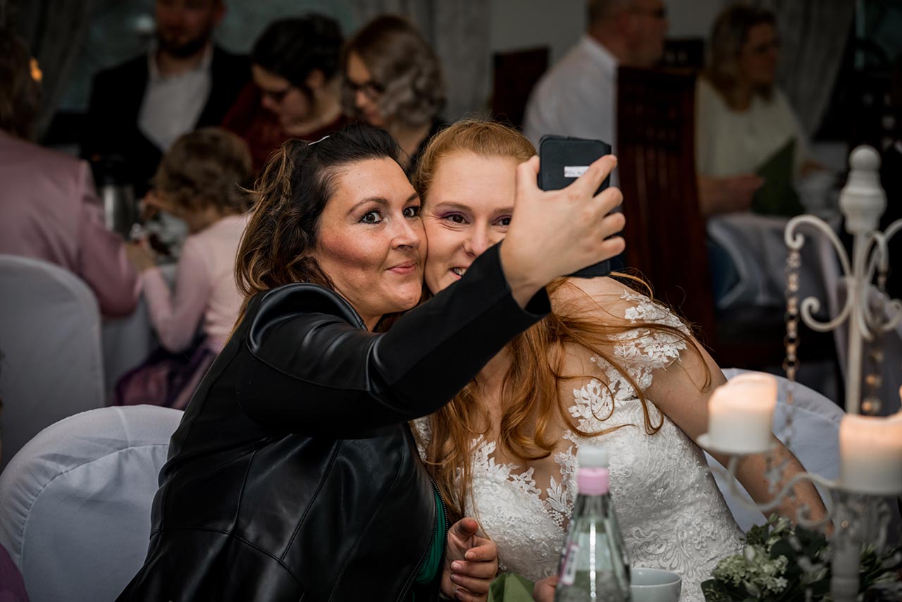 Freundin und Braut beim Selfie machen - Hochzeitsfotograf