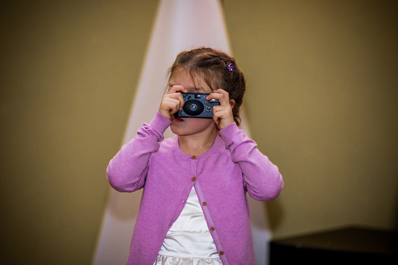 kleines Mädchen macht ein Foto mit Einwegkamera - Hochzeitsfotograf Rostock