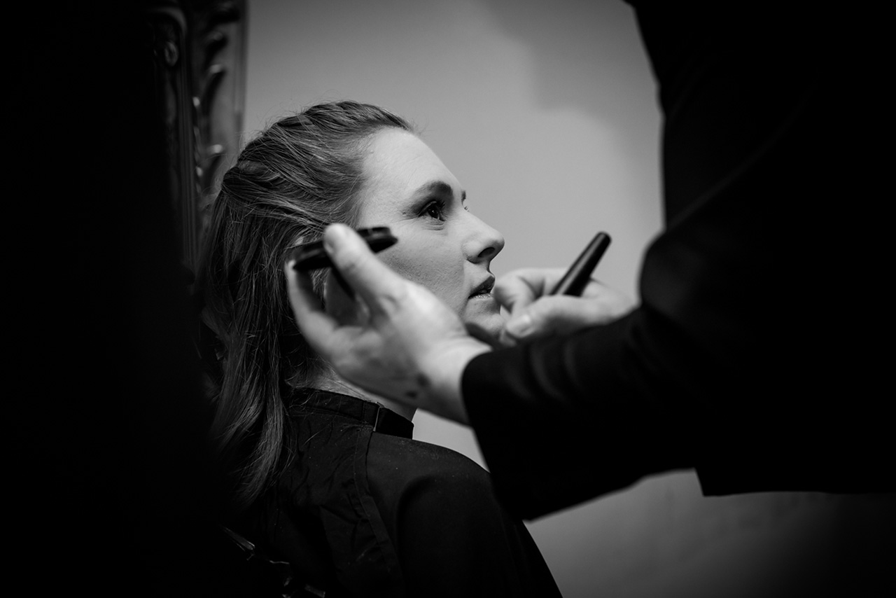 Getting Ready - Braut wird geschminkt - Hochzeitsfotograf Bredenfelde - Hochzeitsfotograf