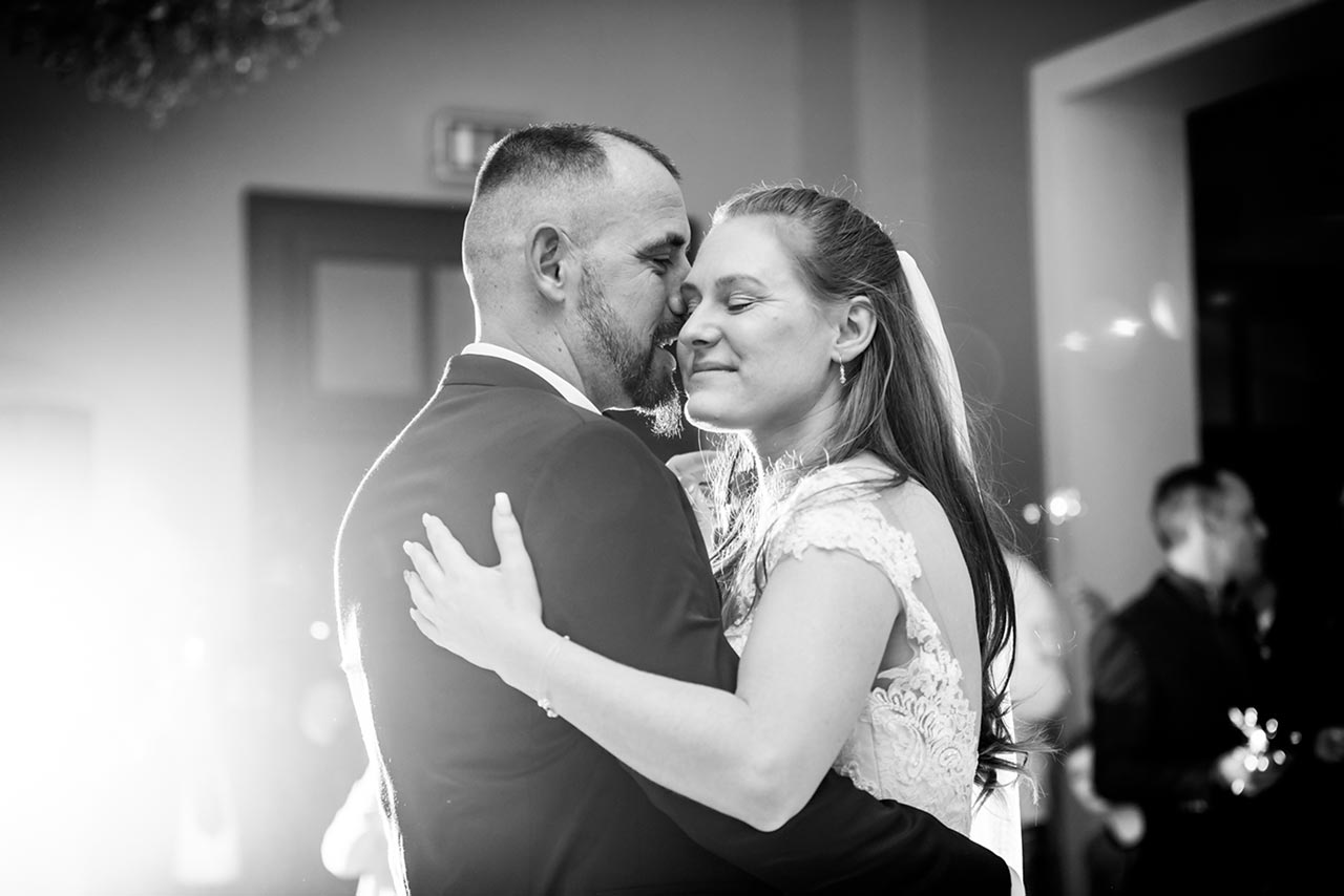 Nahaufnahme Brautpaar beim Hochzeitstanz - Hochzeitsfotograf Bredenfelde