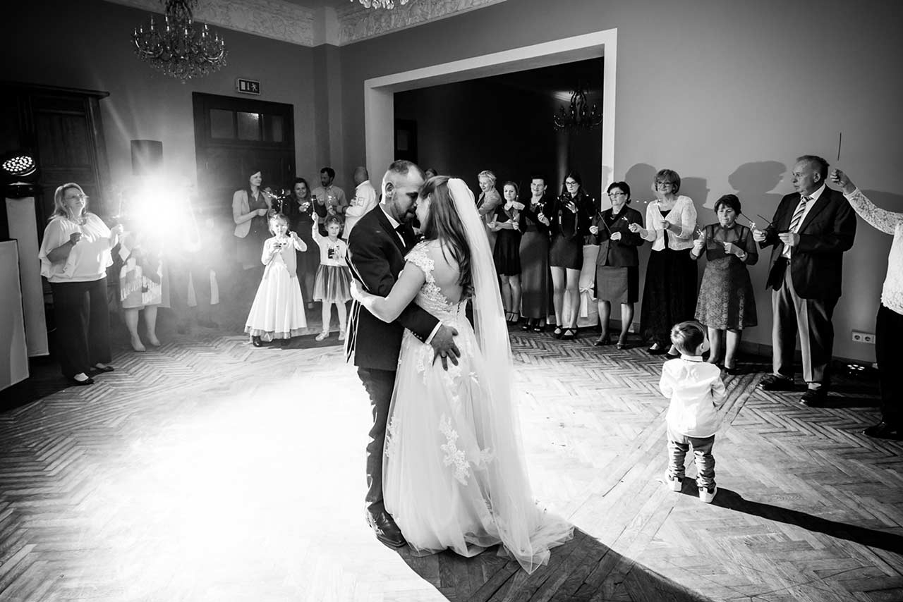 Brautpaar beim Hochzeitstanz - Fotograf Schloss Bredenfelde